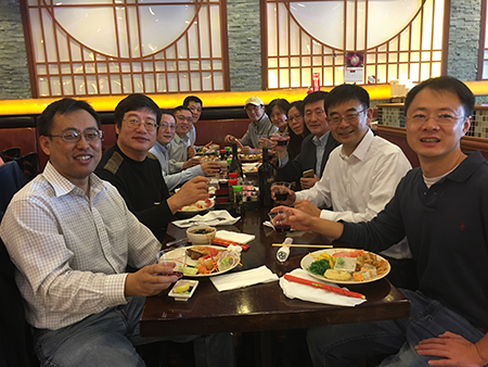 汪俊博士（右3）和专家们介绍HJC黄金城平台的最新国内大事记