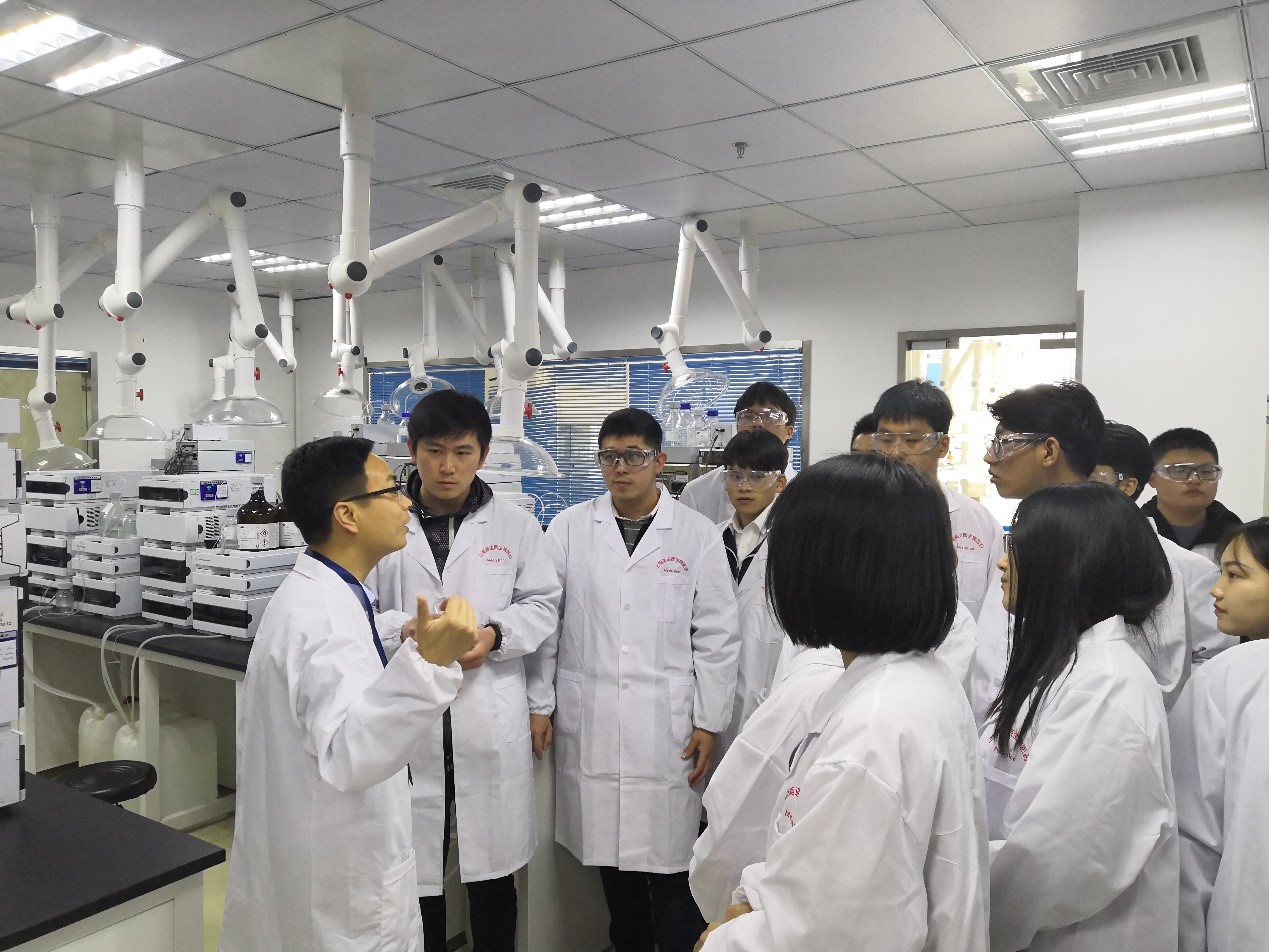 走进HJC黄金城平台，与学子共话成长