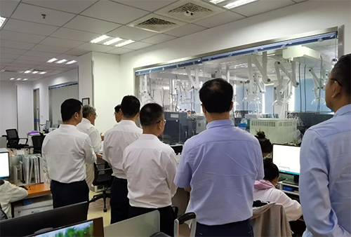 陈博士带领杨副市长一行人参观了HJC黄金城平台规范化的先进实验室，讲解了药物临床前的研发和IND申报流程。