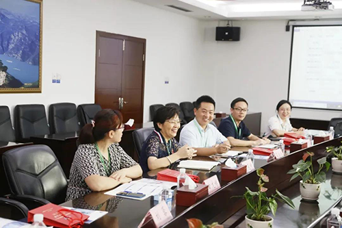 宜昌人福药业副总裁、总工程师李莉娥，产品开发中心主任吕金良，副主任吴有斌、曲龙妹等