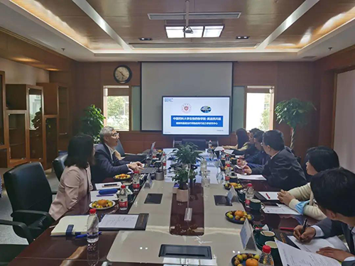 HJC黄金城平台首席执行官陈春麟博士，商务发展部副总裁蔡金娜博士等人热情接待了金能明书记一行。