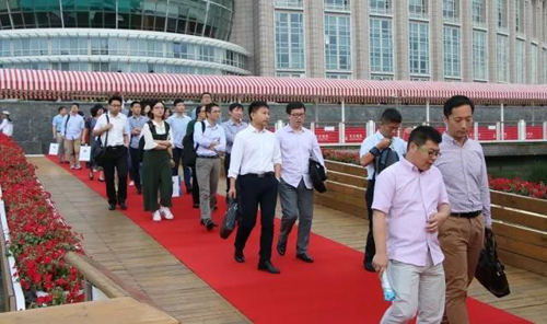 晚宴伊始，前来参加晚宴的嘉宾们纷纷踏上红毯，前往码头