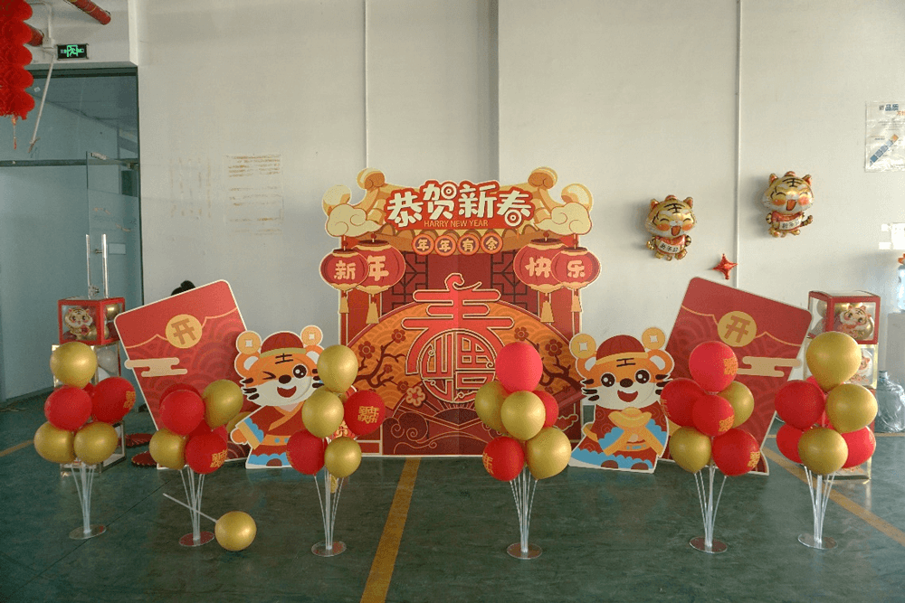 整个活动会场张灯结彩，窗花、对联、福字，布置得喜气洋洋。